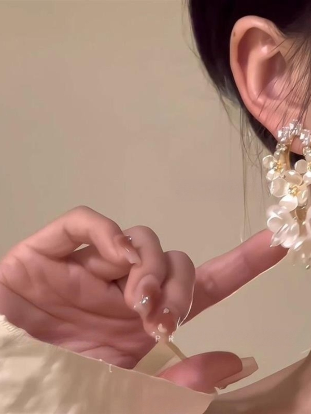 Elegant White Floral Dangle Earrings - Women Jewelry - Picture 2 of 4